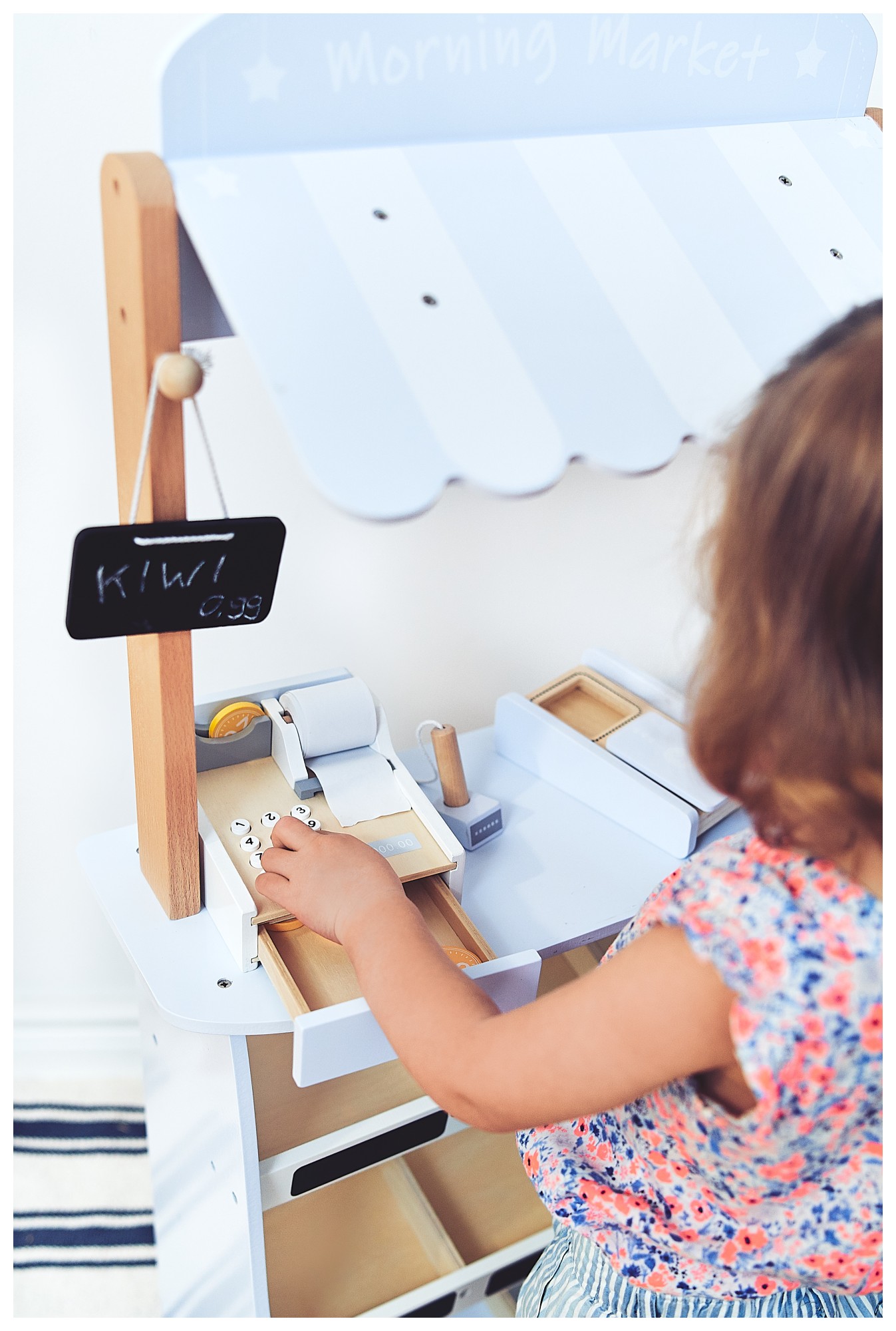 Daržovių parduotuvė - medinis prekystalis su dėžėmis, kasos aparatu ir terminalu