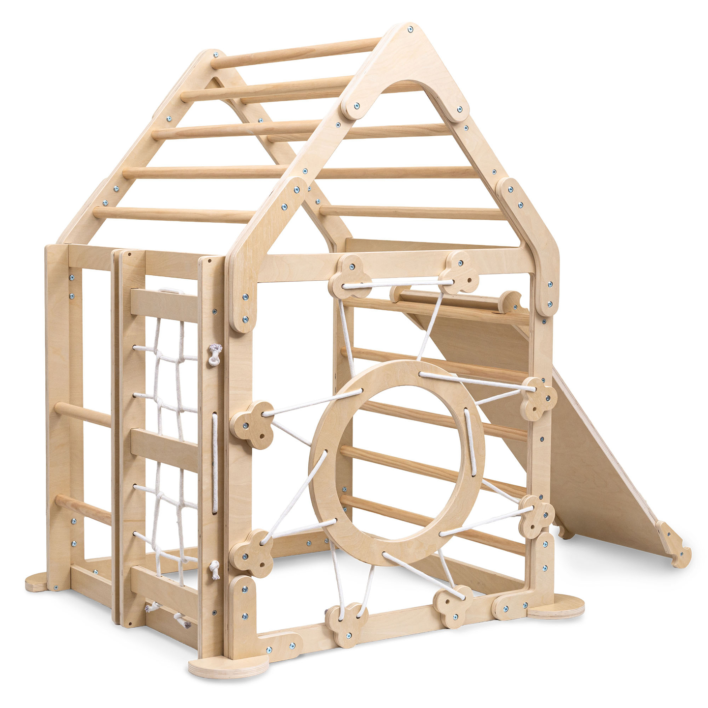 Medinė žaidimų aikštelė vaikams viduje – namelis su kopėčiomis ir čiuožykla