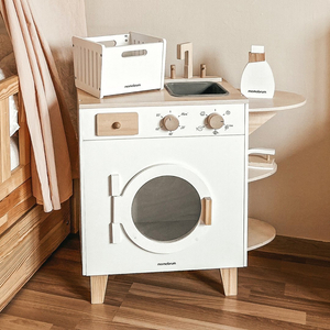 Medinė skalbimo mašina su lygintuvu, krepšeliu ir skalbimo skysčiu