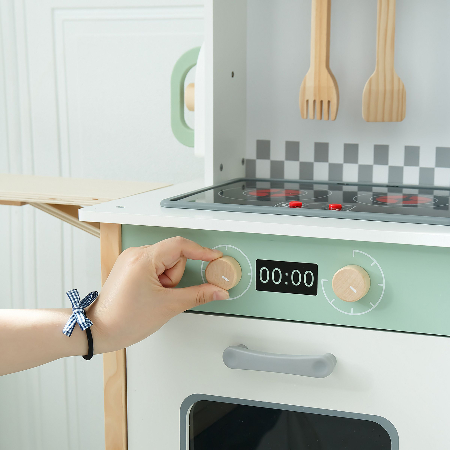 Interaktyvi virtuvė su skalbimo mašina, indaplove ir kreida