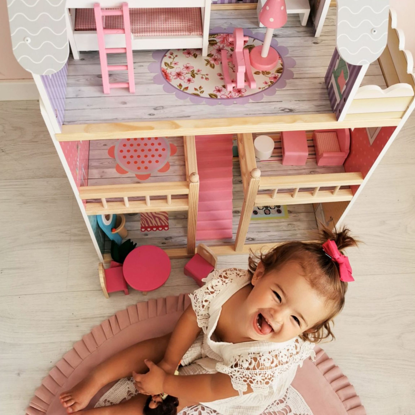 Didelis medinis trijų aukštų lėlių namelis su terasa, baldų komplektu ir LED apšvietimu!