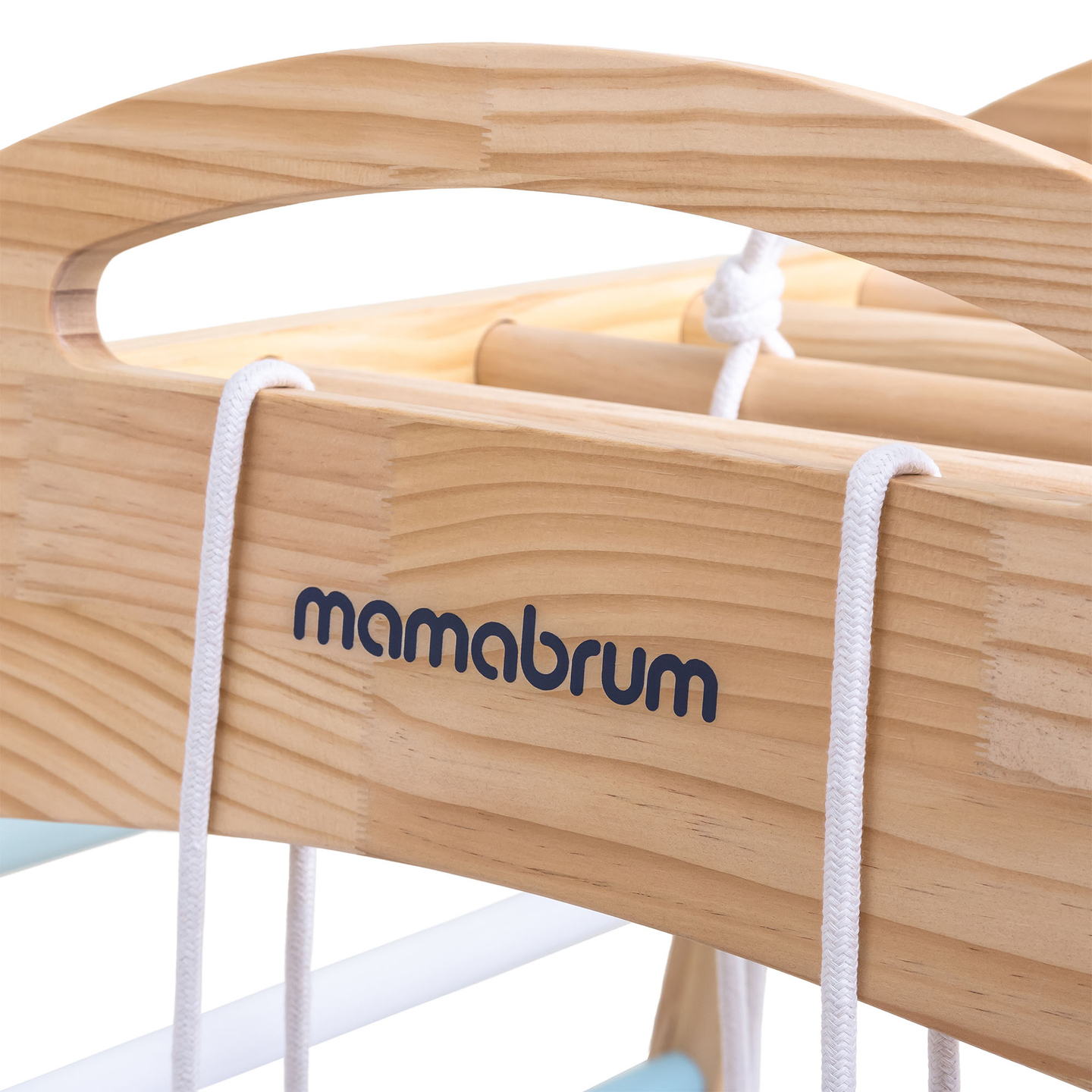 Medinė žaidimų aikštelė viduje su sūpynėmis, gimnastikos žiedais ir laipiojimo tinklu