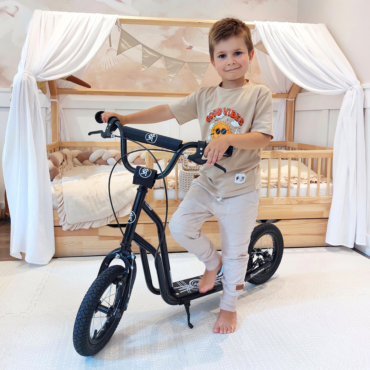 "HyperMotion VIVA 12" paspirtukas (30 cm ratai su pompa) - Juodas