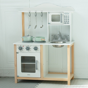 Medinė vaikų virtuvėlė su mikrobangų krosnele