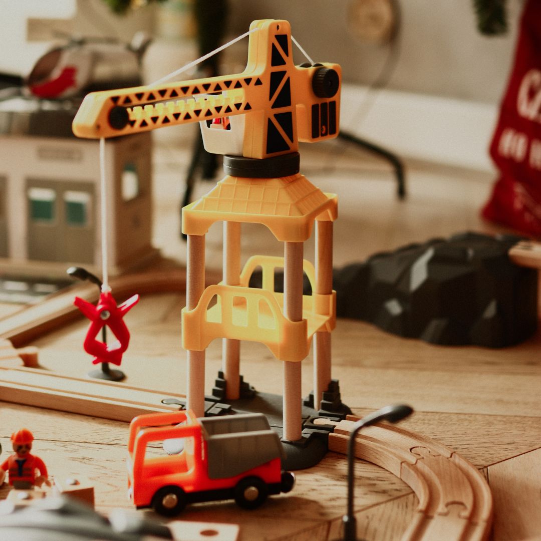 Medinis geležinkelis, akumuliatorinis traukinys - Miestas: bėgiai, automobiliai, tiltas, oro uostas