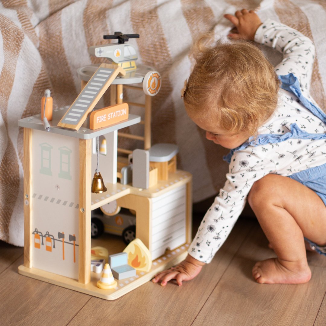 Medinė ugniagesių stotis su priedais, ugniagesių komanda