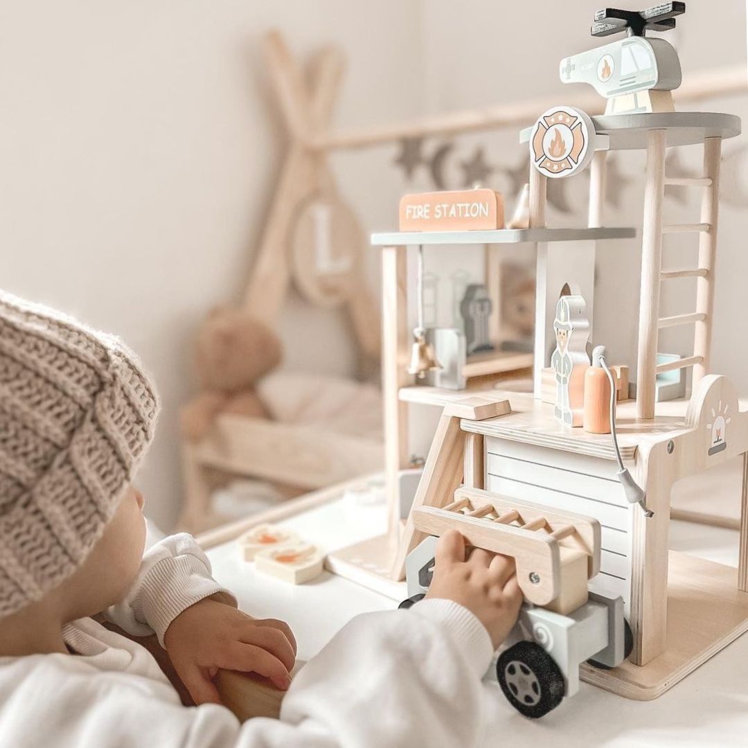 Medinė ugniagesių stotis su priedais, ugniagesių komanda