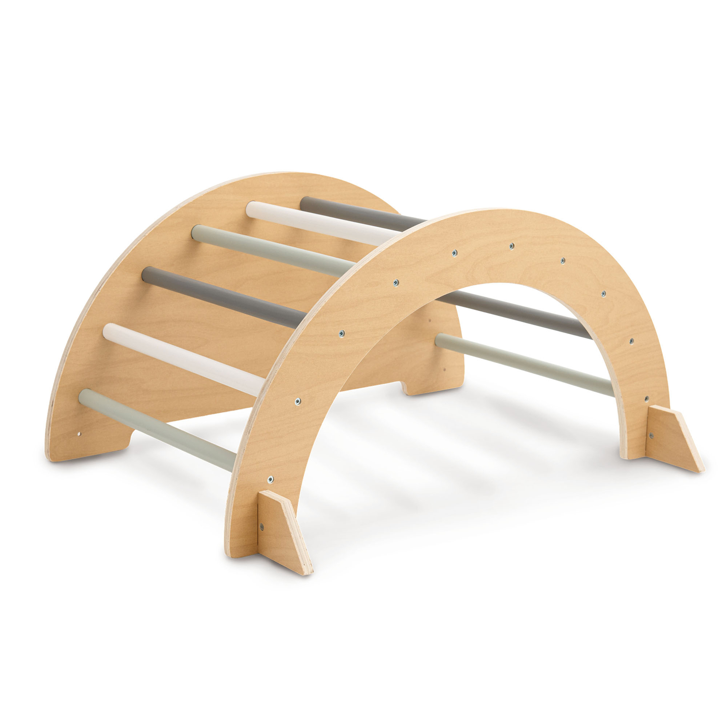 Medinė vaikų žaidimų aikštelė viduje – laipiojimo siena, čiuožykla, laipiojimo arka/suptuvėlė ir Piklerio trikampis