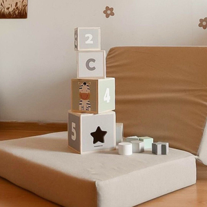 Medinis bokštas - formų rūšiuoklė skaičiai abėcėlė gyvūnai