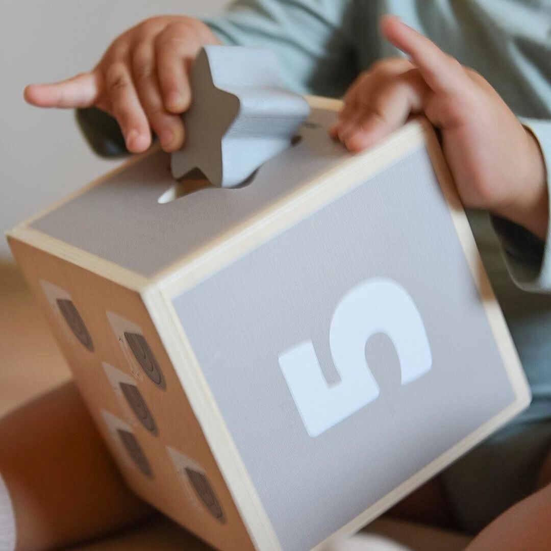 Medinis bokštas - formų rūšiuoklė skaičiai abėcėlė gyvūnai