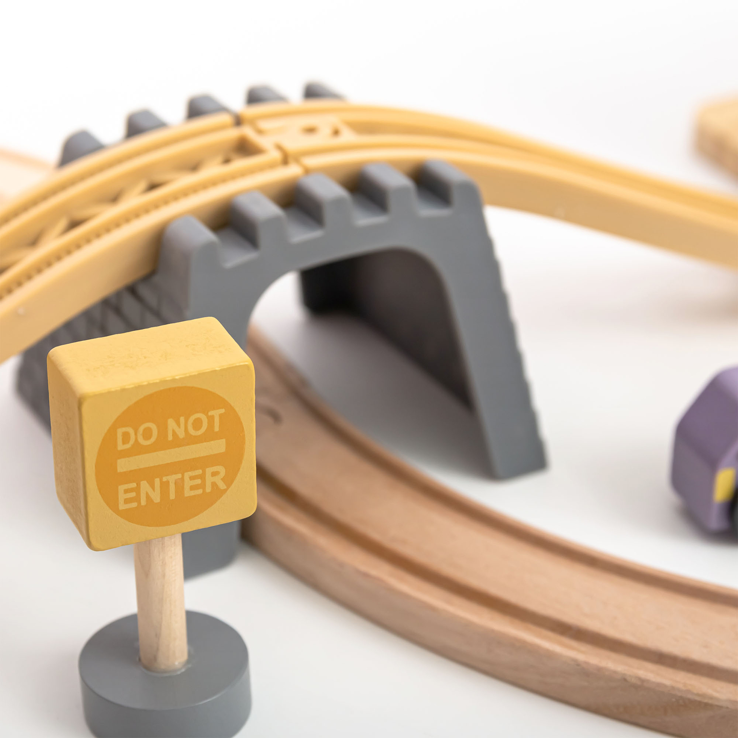 Medinis miesto geležinkelis su elektriniu traukiniu – judančiu kranu, laivu, tiltais