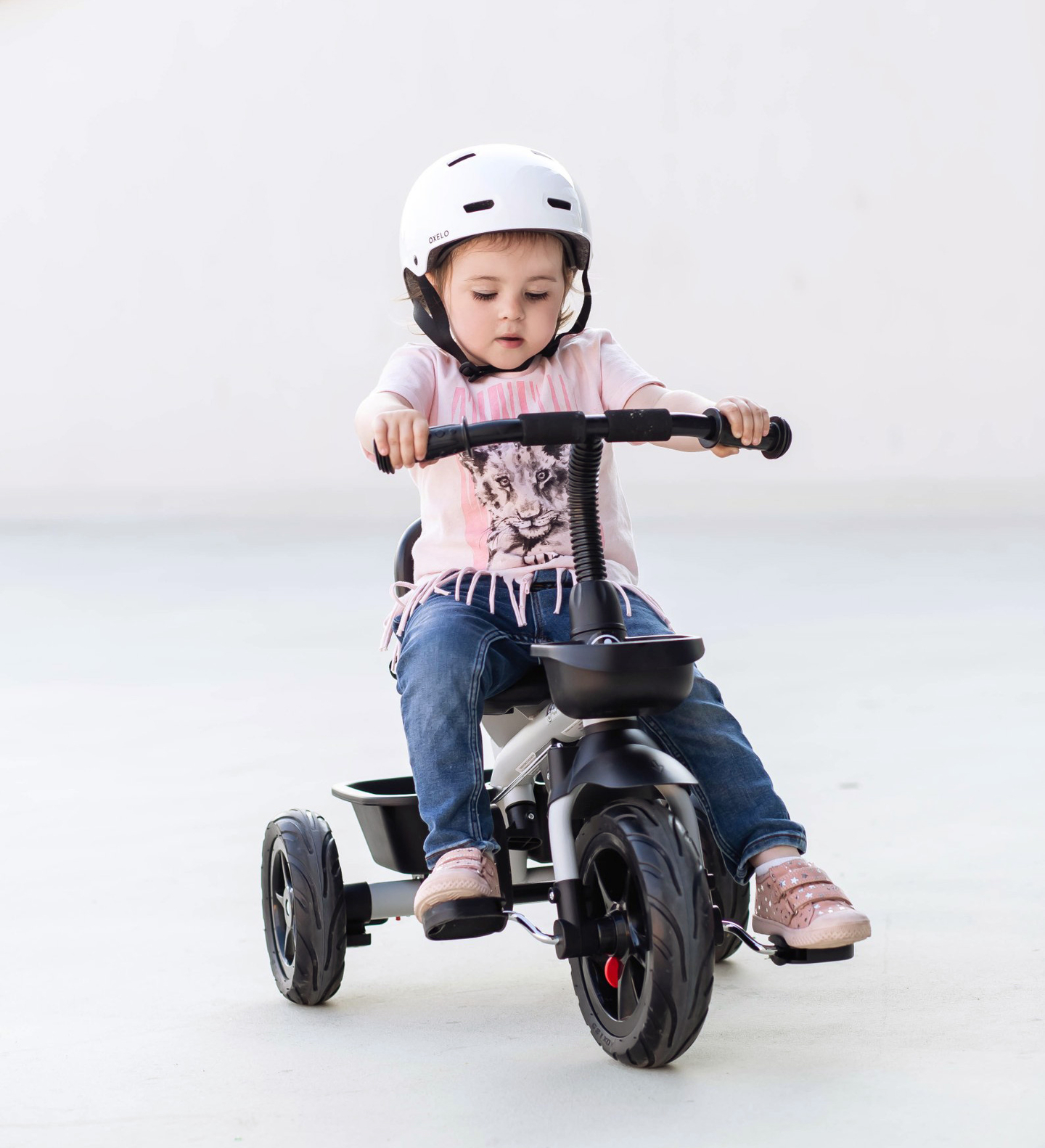 "HyperMotion TOBI VECTOR" triratukas - amžini pripučiami ratai + stūmimo strypas. Spalva: šviesiai pilka.