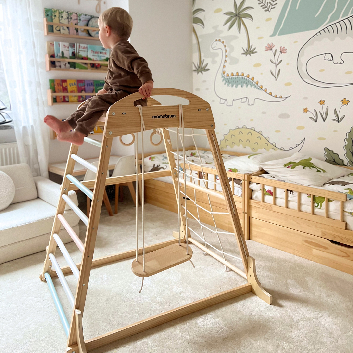 Medinė žaidimų aikštelė viduje su sūpynėmis, gimnastikos žiedais ir laipiojimo tinklu