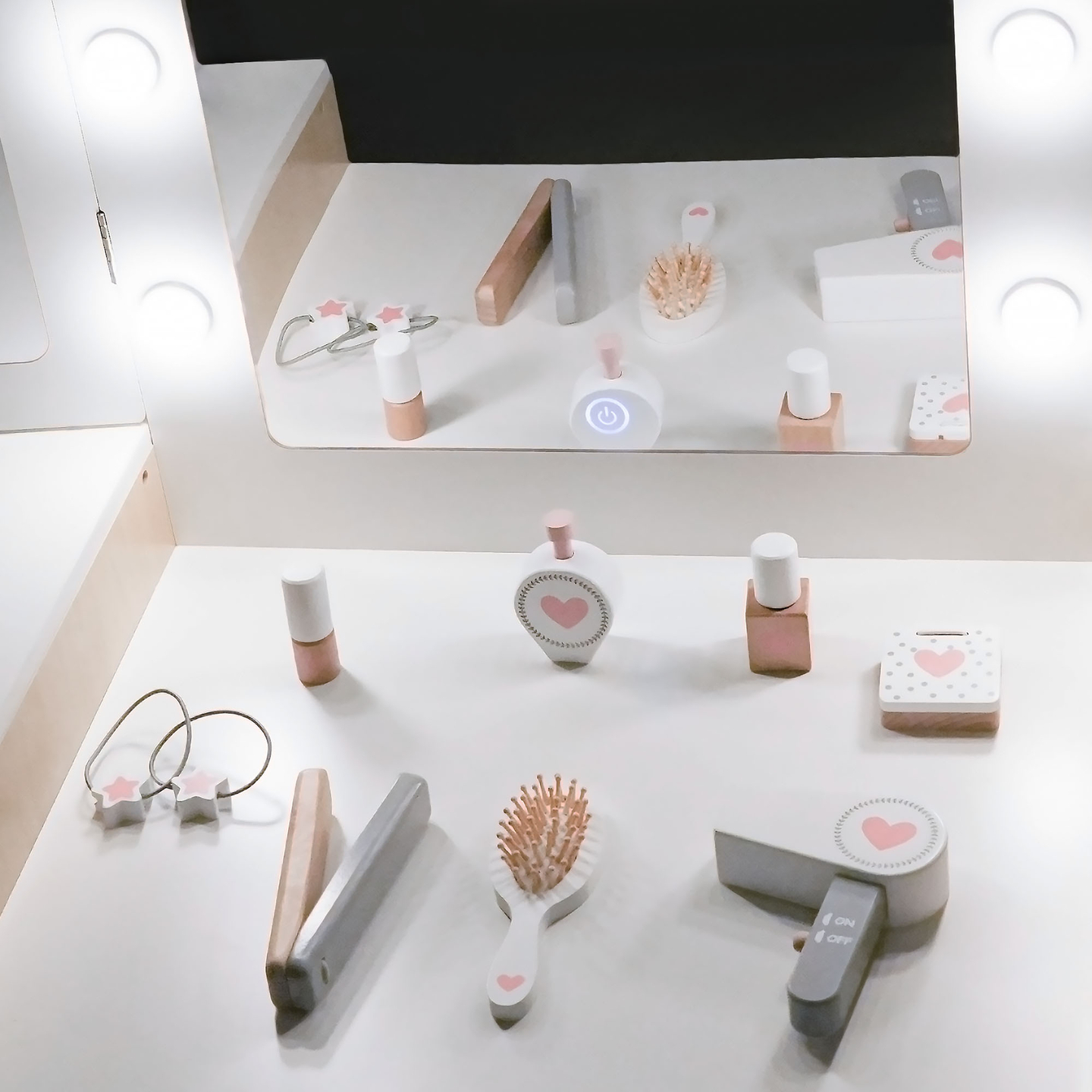 Medinis vaikiškas tualetinis staliukas su kėde, priedais ir LED apšvietimu