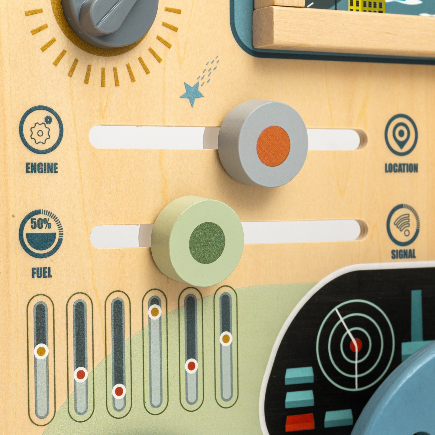 Medinė Montessori lenta 2 viename Vairuotojo ir piloto kabina – vairas, pavarų perjungimo svirtis, kelionių žemėlapiai, radaras