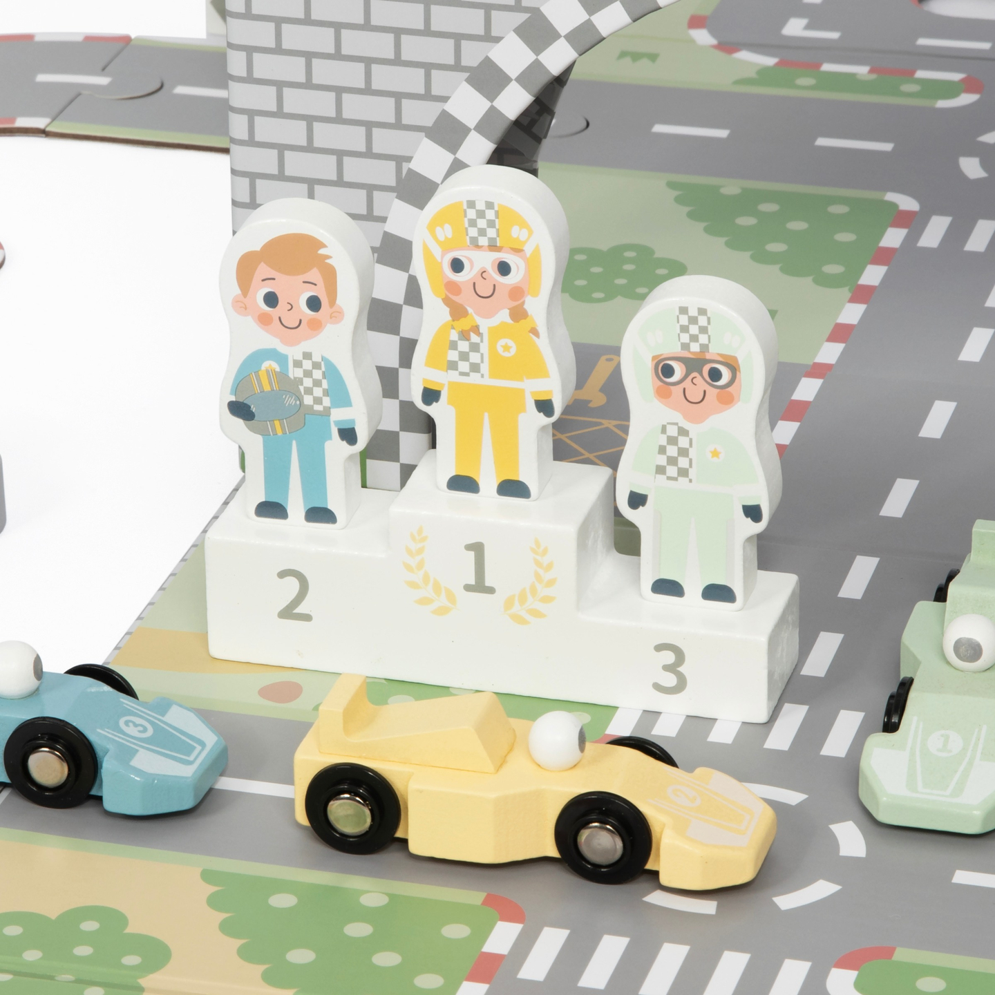 Magnetinis lagaminas su lenktynių trasa, medinėmis transporto priemonėmis ir kelio priedais