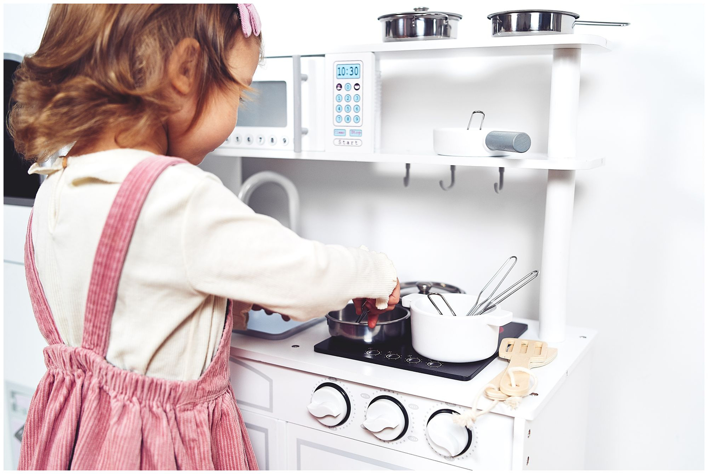 Dideli mediniai balti virtuvės reikmenys ir prijuostė