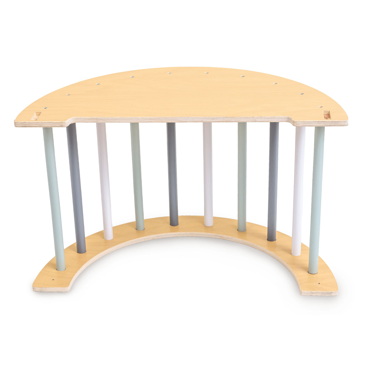 Medinė vaikų žaidimų aikštelė viduje – laipiojimo siena, čiuožykla, laipiojimo arka/suptuvėlė ir Piklerio trikampis