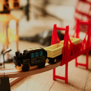 Medinis geležinkelis, akumuliatorinis traukinys - Miestas: bėgiai, automobiliai, tiltas, oro uostas