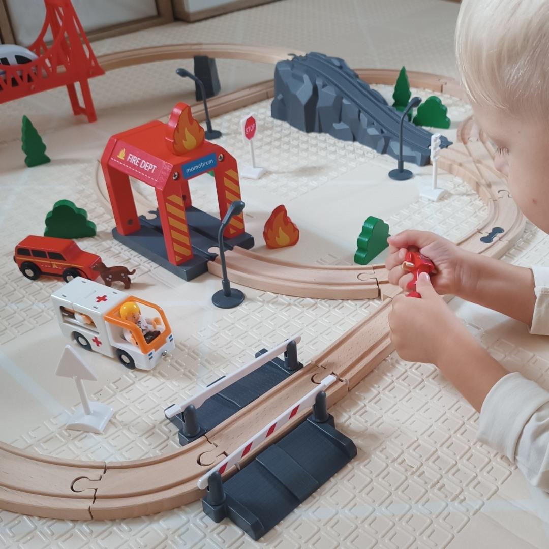 Medinis traukinys, akumuliatorinis traukinys - Ugniagesiai, bėgiai, automobiliai, tiltai, užtvara