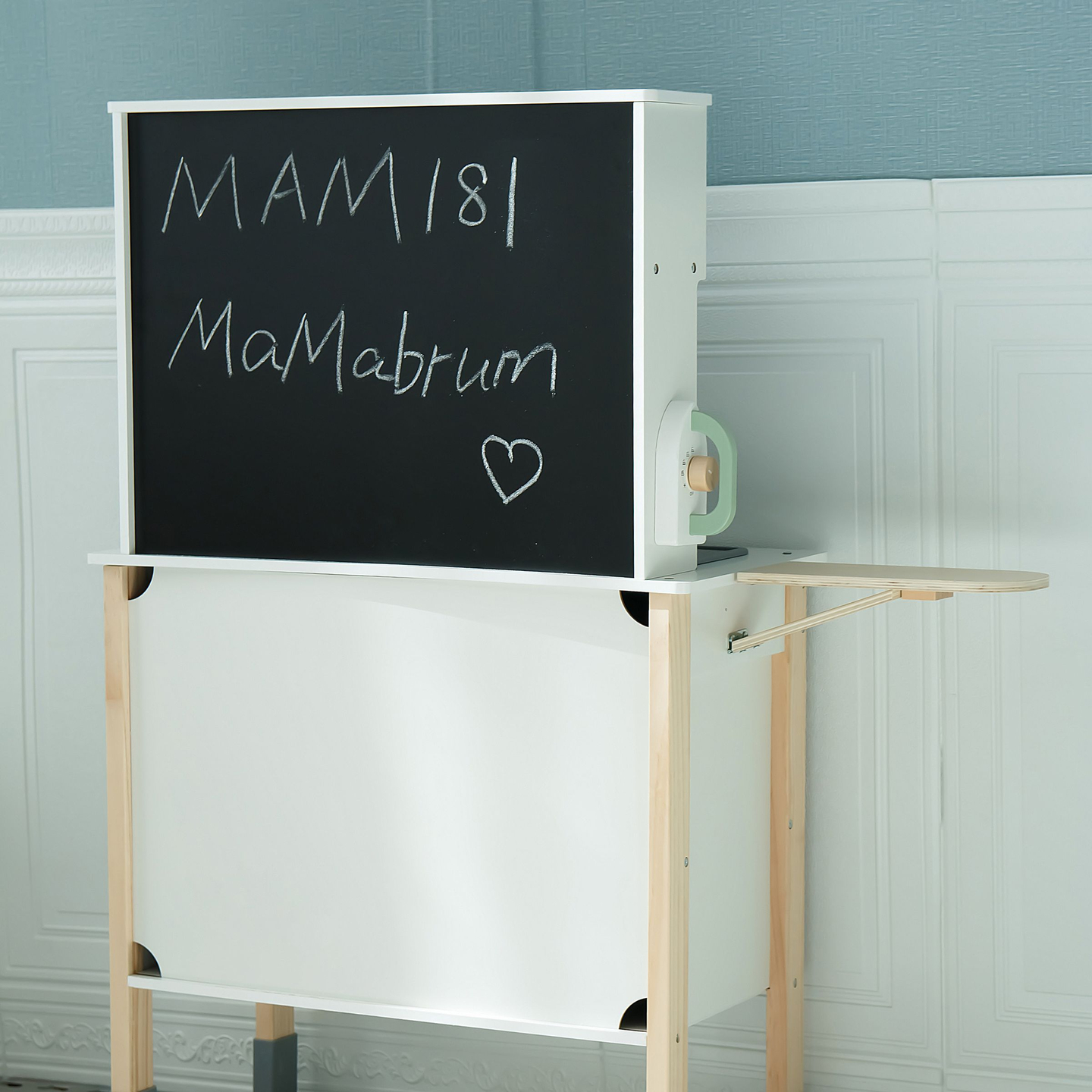 Interaktyvi virtuvė su skalbimo mašina, indaplove ir kreida