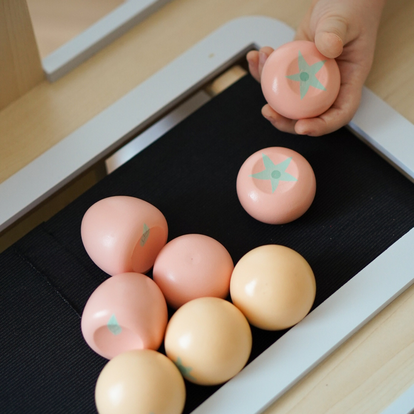 Medinis daržovių turgus - didelis XXL prekystalis, parduotuvė su žaisliniu kasos aparatu