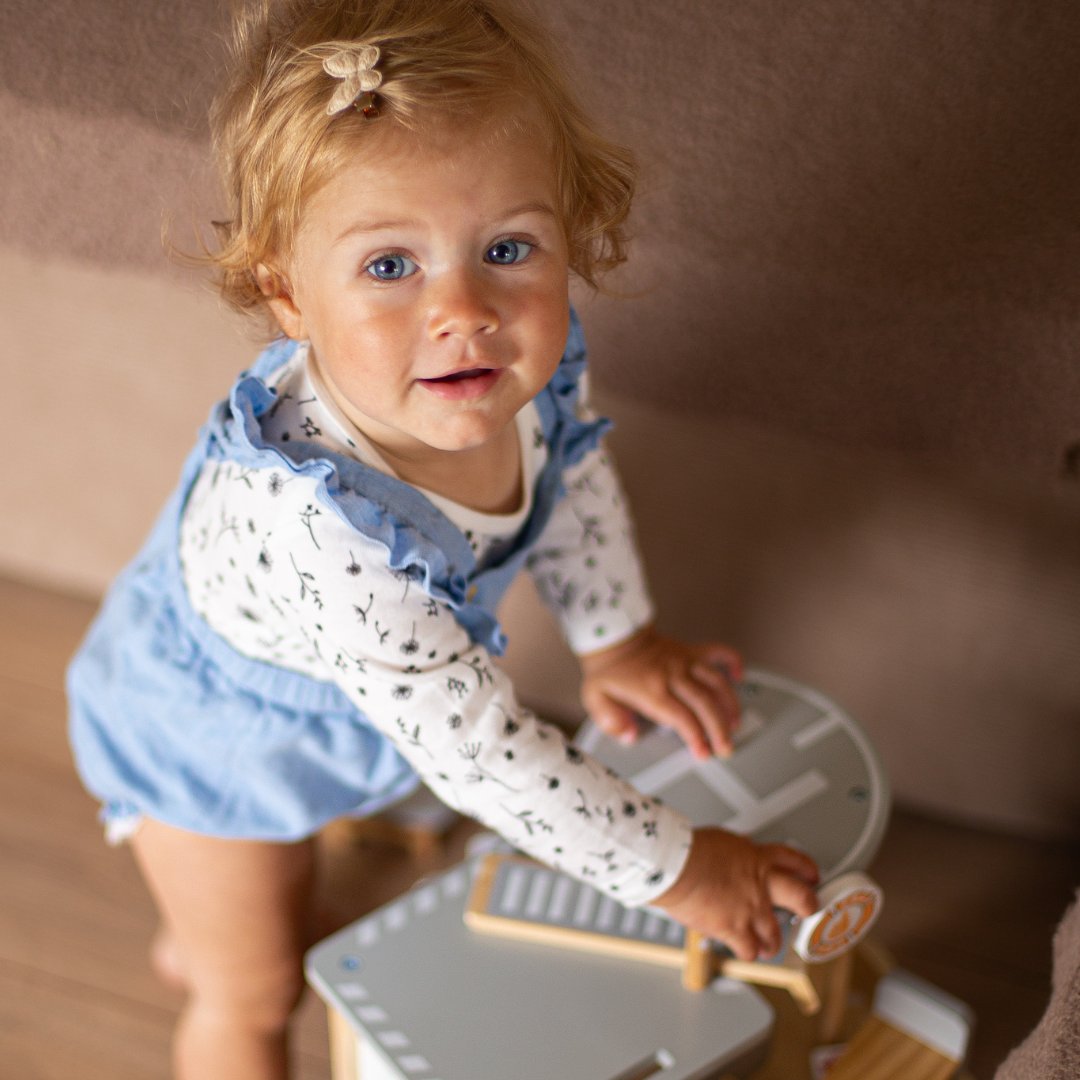 Medinė ugniagesių stotis su priedais, ugniagesių komanda