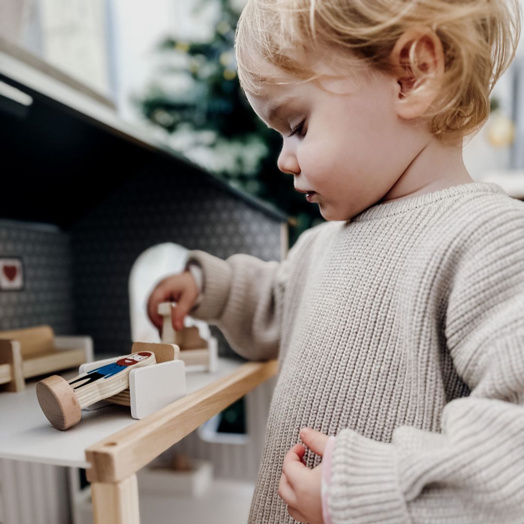 Baltas medinis lėlių namelis su priedais 18 vnt.